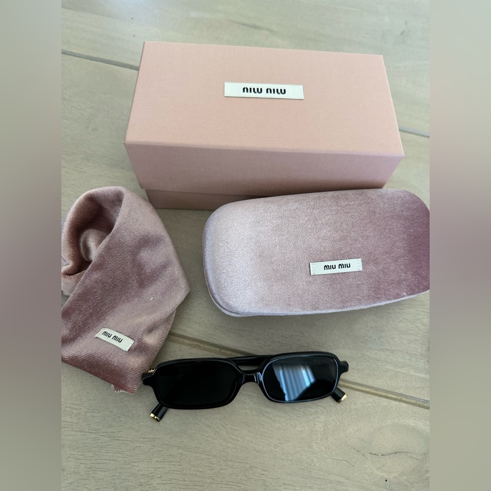 MIU MIU
MU 11ZS